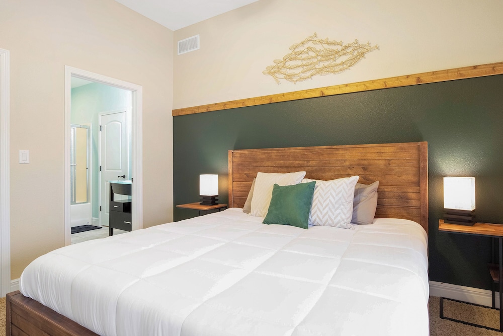 Huge! Sleeps 30-kayaks, Pedal Boat & Paddle Boards
