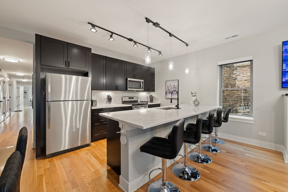 3 Bed 2 Bath Chicago Retreat w Balcony Parking