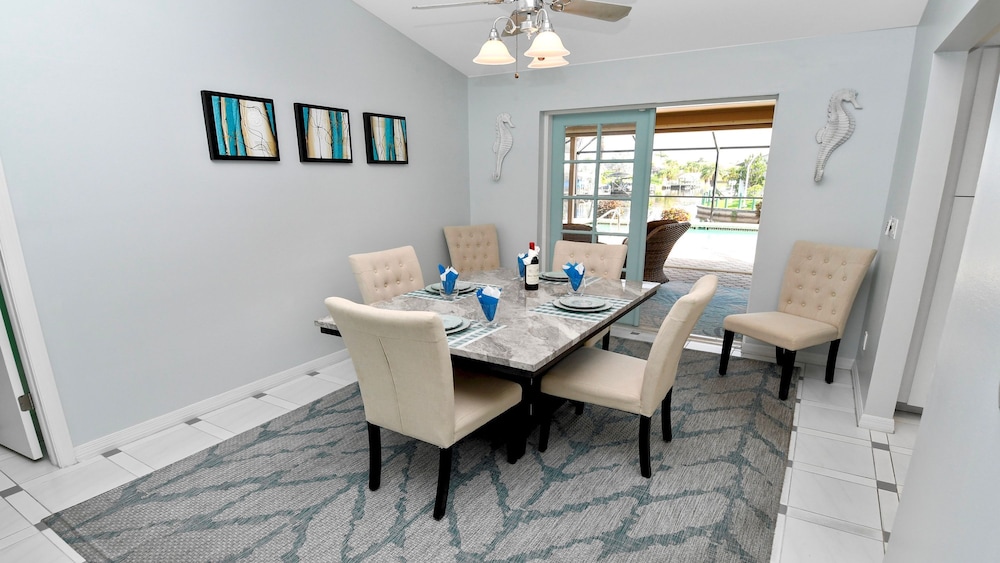 Love Bird Canalfront Villa Lounge Terrace Heated Pool pet Friendly