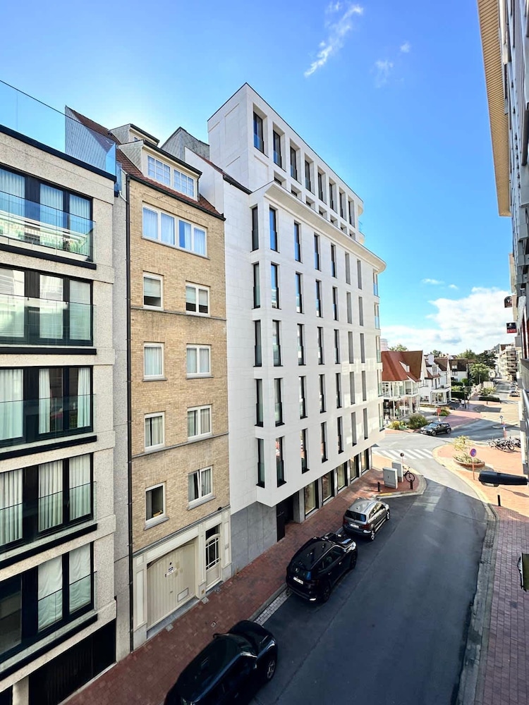 Spacious Bright Apartment Steps From the Beach i