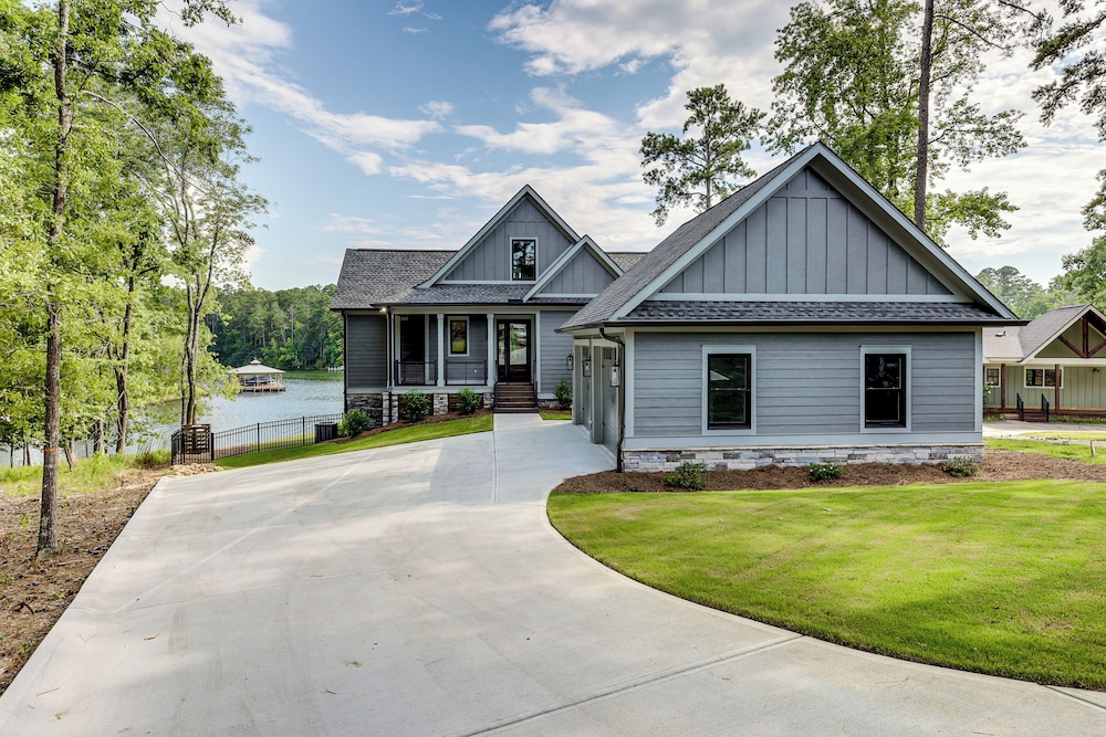 Dock + Views: Spacious Lake Sinclair Retreat
