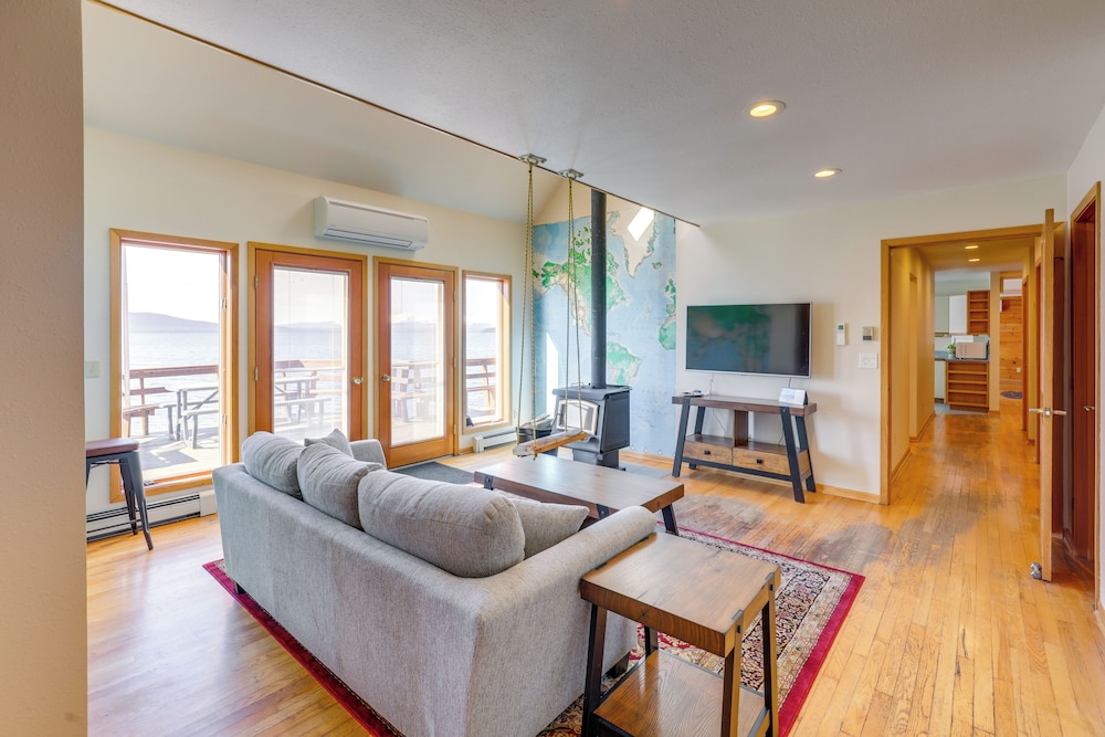 9 Mi to Mendenhall Glacier: Waterfront Juneau Home