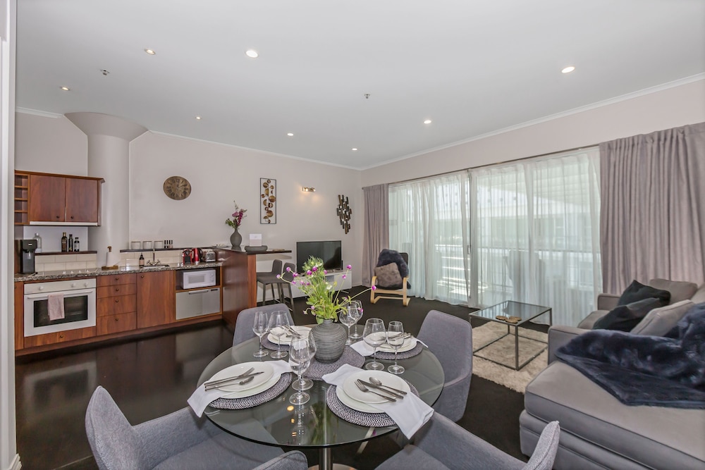 Princes Wharf 1BR Home Away From Home