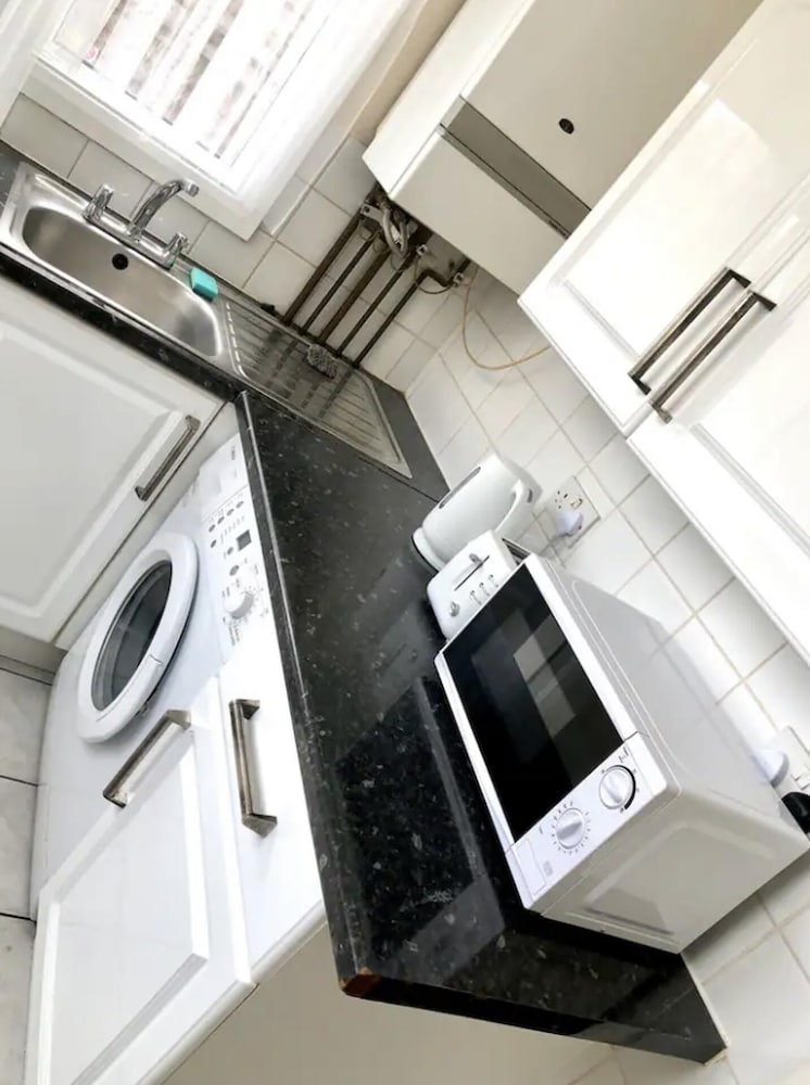 Ac Lounge 115 1-bed Apartment in Rochford view 4