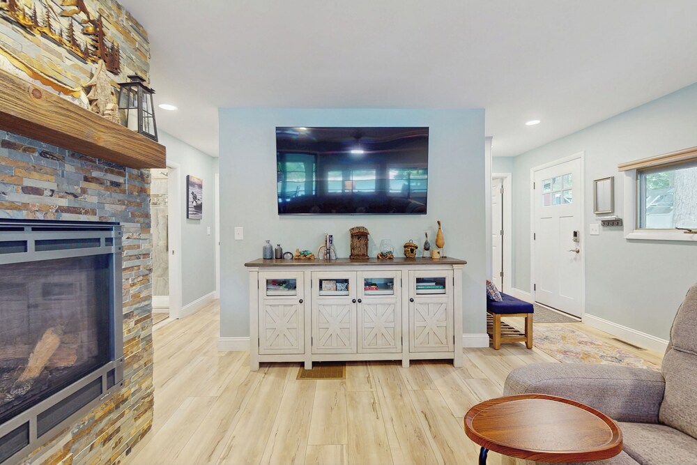Hot Tub + Deck: Waterfront Home on Sacandaga Lake
