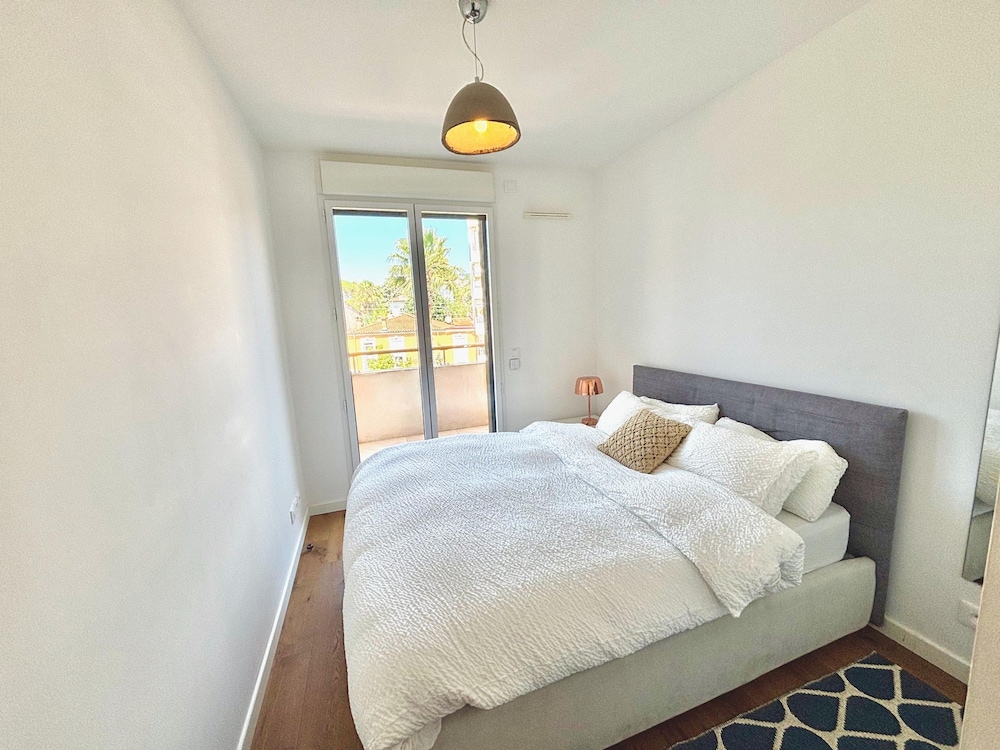 3 Bed Penthouse With Terrace Close to Beach- 2200
