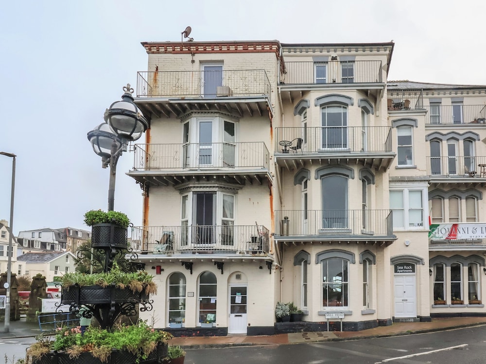 6 Searock Apartments