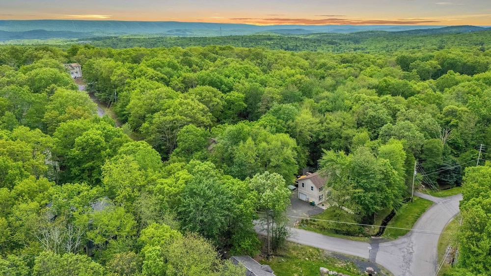 Stylish Mountain Retreat w/ Hot Tub & Firepit Penn Estate Getaway by Avantstay