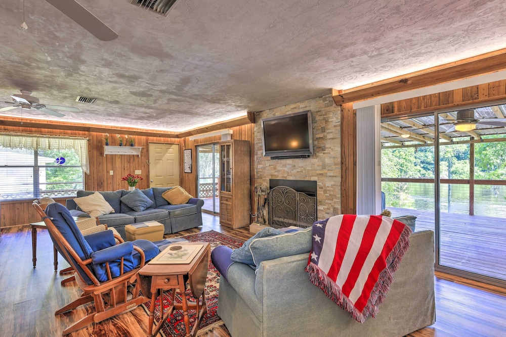 Charming Abode w/ Dock on the Suwannee River