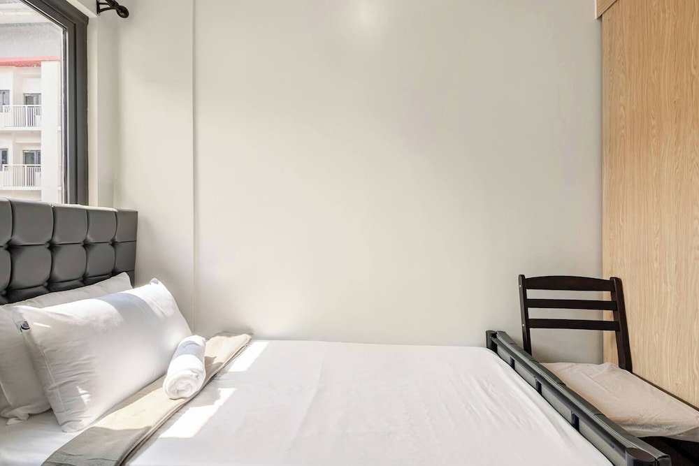 Near SM BF & Shopwise Slex Accessible 2BR for 4