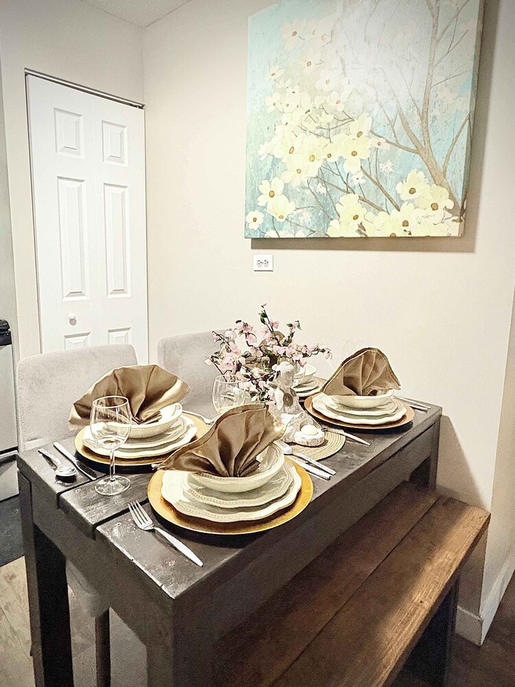 Stylish Downtown Condo near Rogers Place | Parking, Gym, Balcony & Kitchen