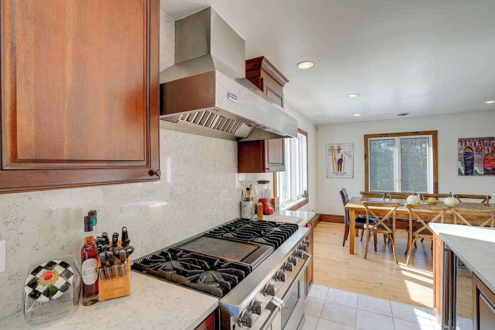 3 Mi to Colgate Lake: Mtn-view Home, Deck + Grill!