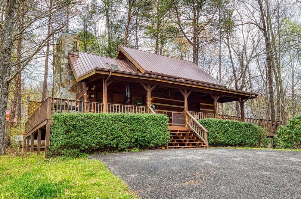 Fantastic Pet Friendly Cabin Hot Tub Fire Pit