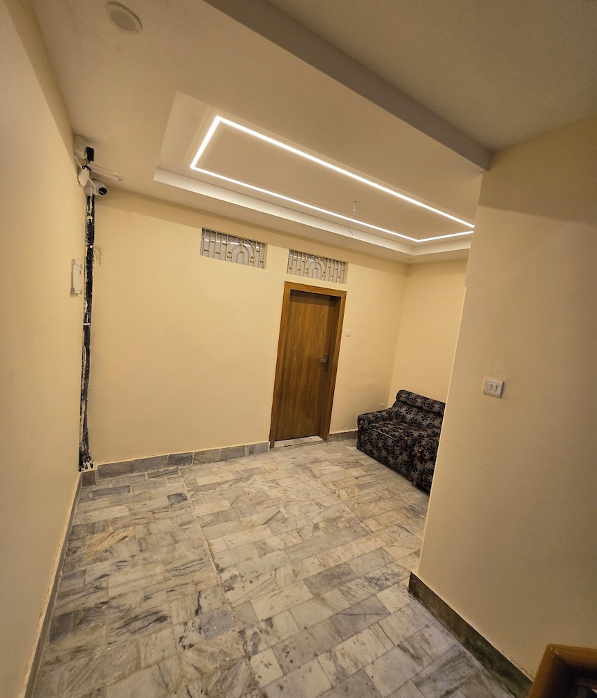 Rudra PGH - just near Temple & Ghats
