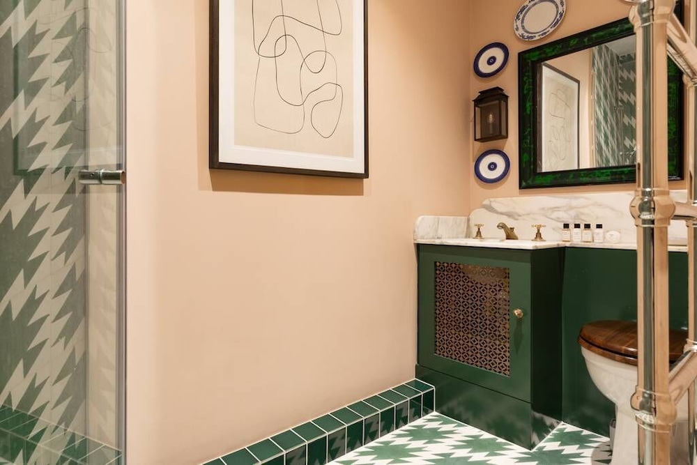 Porchester Square VI by Onefinestay