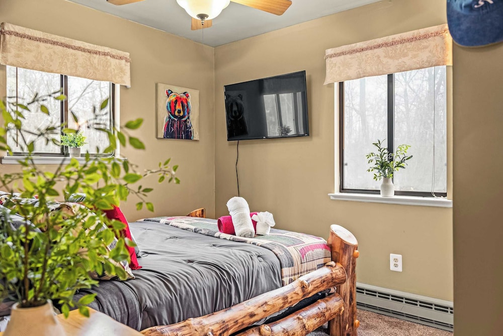 Atlas Point Lodge Sauna, Fireplaces, Kayaks, Lakes + Pet-friendly Yard