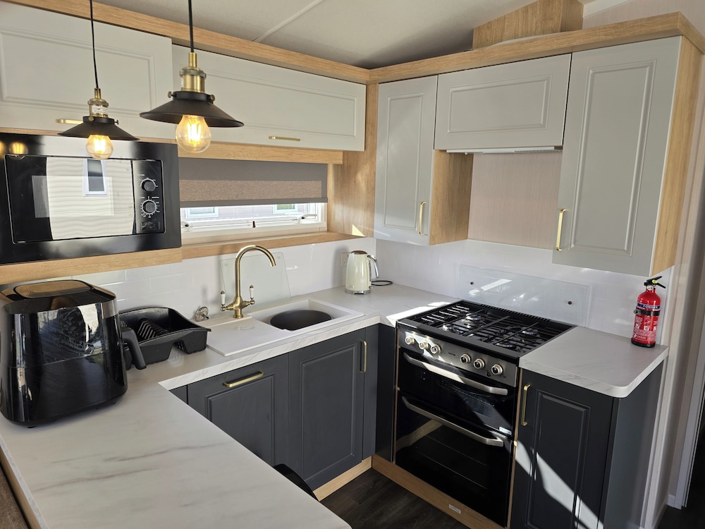 3 Bed-sleeps 8-free Parking-5 Min to Beach