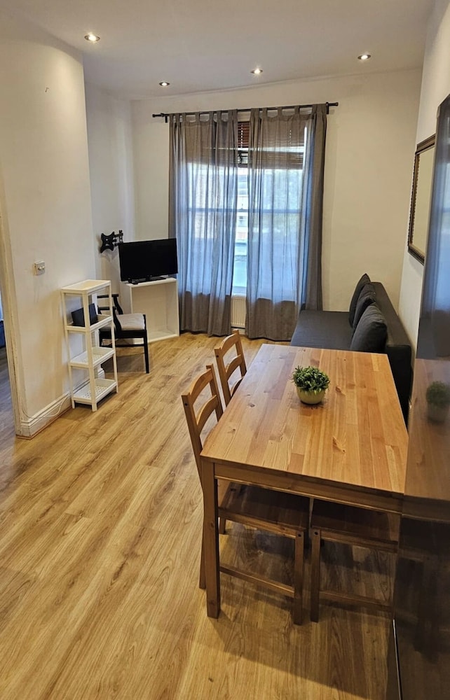 London Charm - Moscow Road Apartment