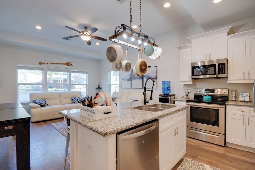 2 Mi to Lake Conroe Access: Home w/ Pool Table!