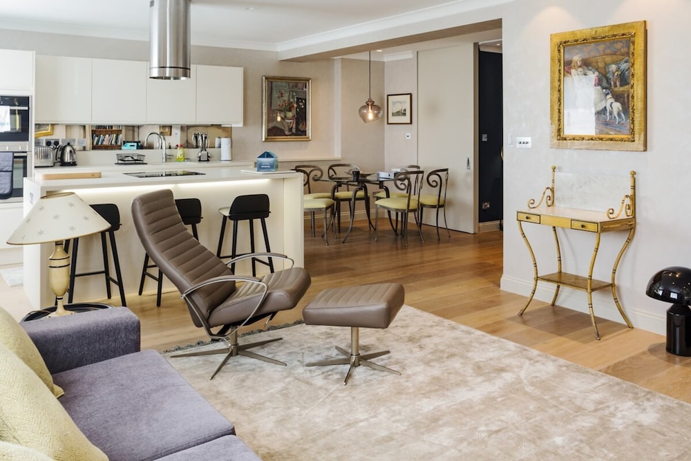 Beautiful 2 Bed 2 Bath Flat in South Kensington