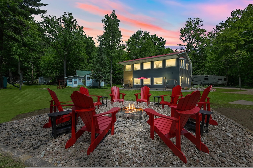 5 BR Family Hangout I Lake Views I Firepit