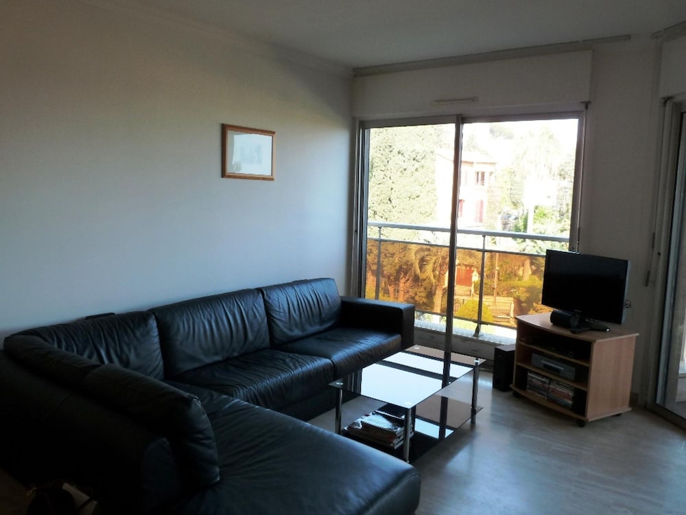 Two Bedroom Apartment Near the Beach in Cannes Terrace and Aircon - 814