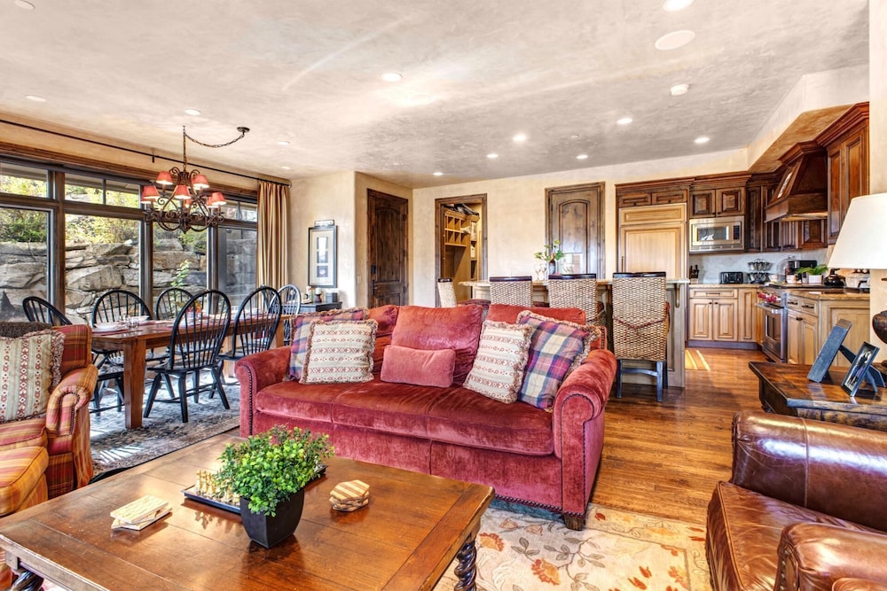 Vintage on the Strand 2 bedrooms Ski Out VIN-14 by KBM