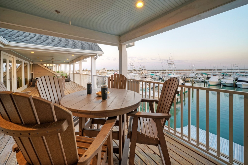 Blue Marlin at Trout Street Balcony w Marina Views Walk to Port A Nightlife