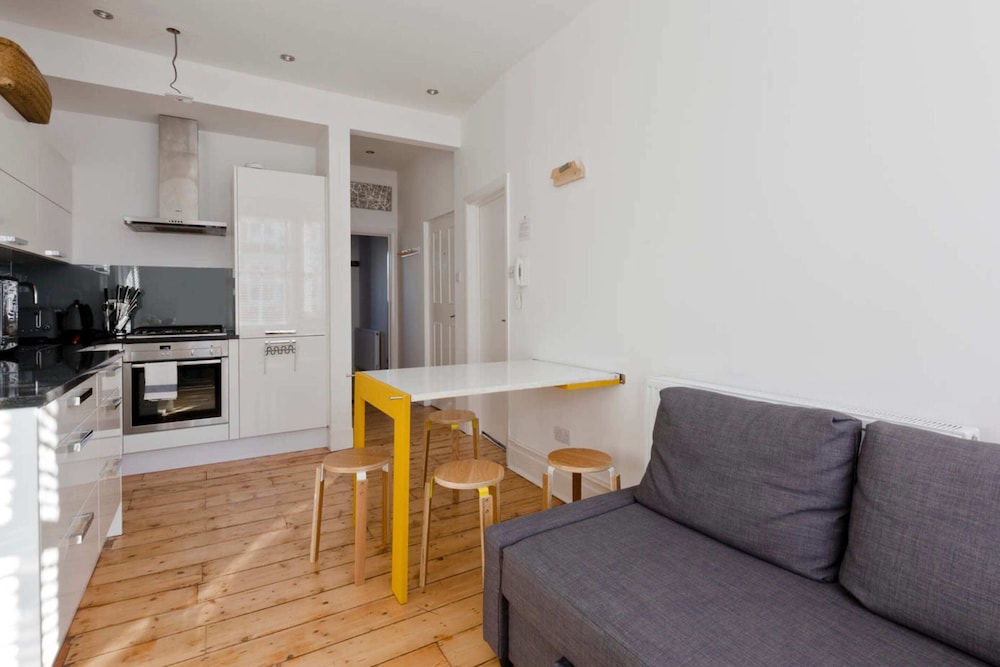 Bright and Modern Bayswater Apartment