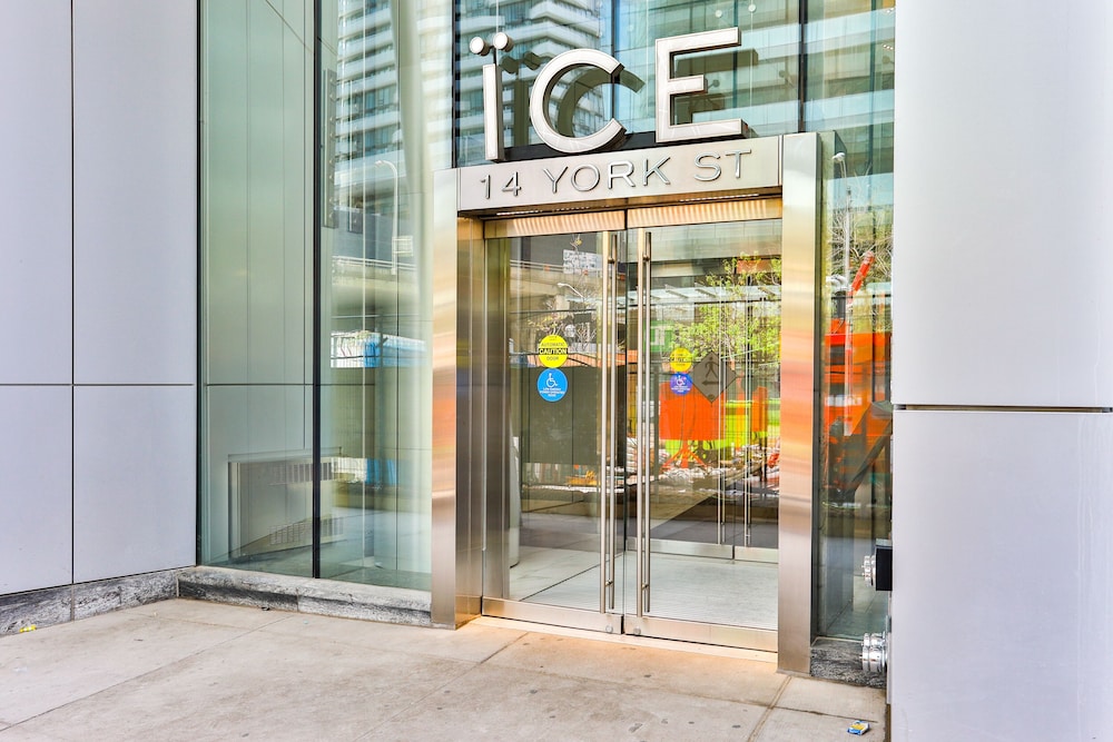 Exquisite 55th Floor 2 Bed 2 Bath Parking