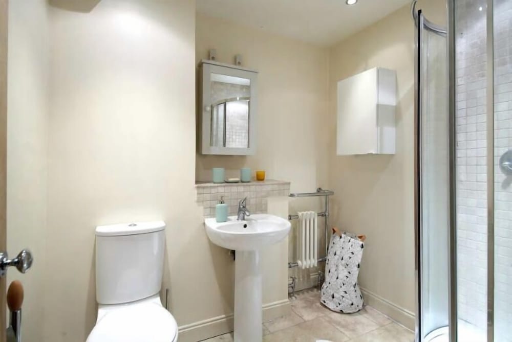 JOIVY Edinburgh Spacious Apartment - Royal Mile view 2