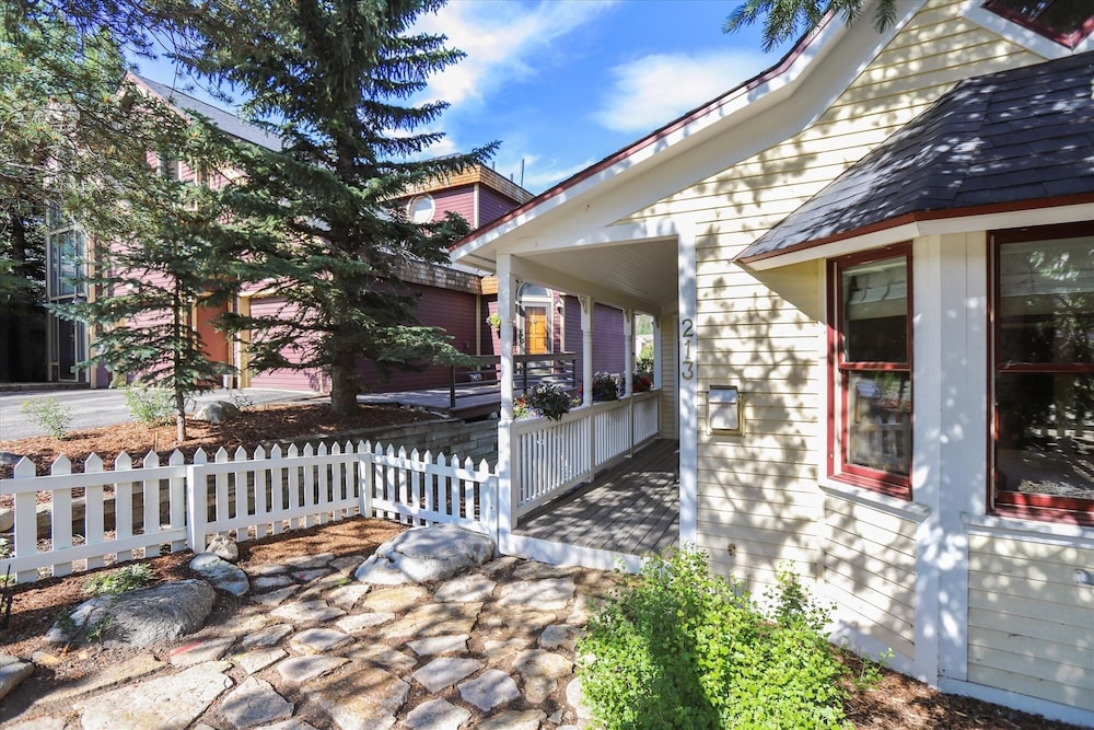Ridge Street Lookout 4 Bedroom Home by RedAwning