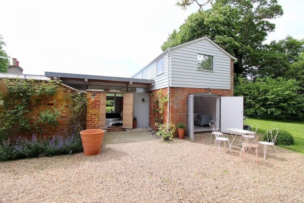 Sky Room Rendham With 2 Bedrooms and 1 Bathrooms view 2