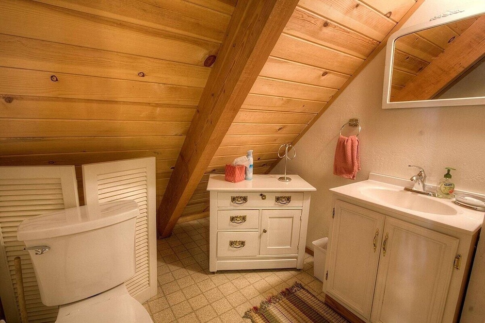 Lake Tahoe Vacations - Coyote Den 3 Bedroom Home by RedAwning - Property Image 6