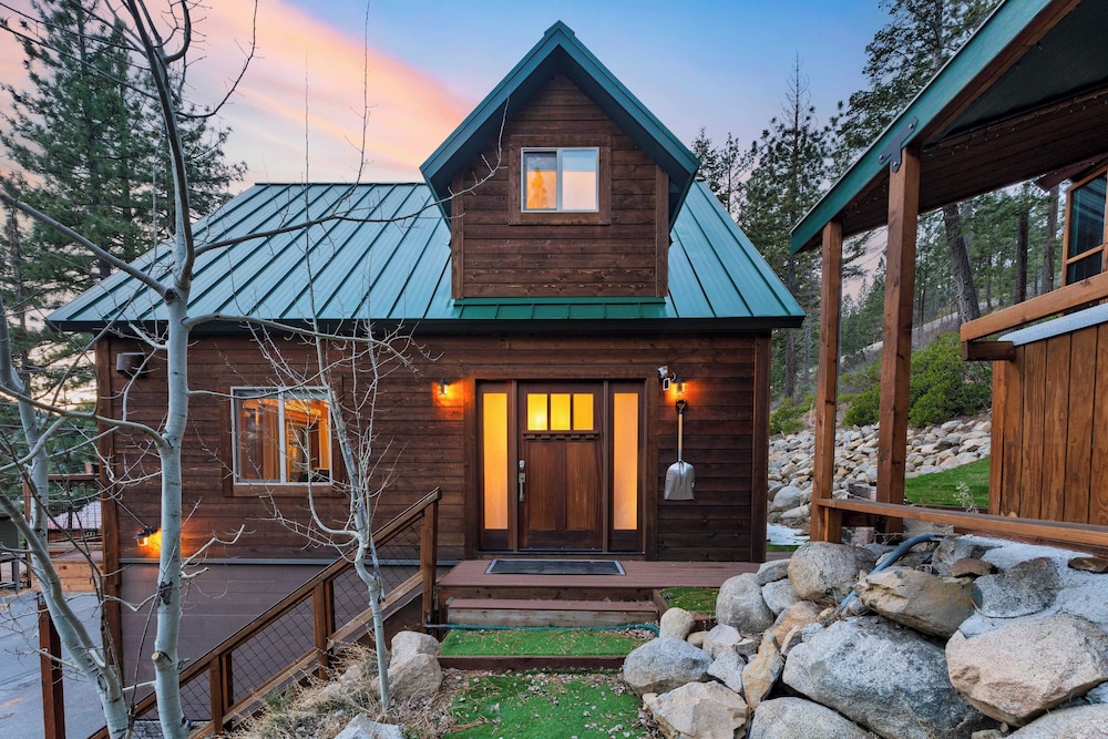 Denton by Avantstay Hot Tub, Deck w/ Fire Pit Near Skiing & Lake!