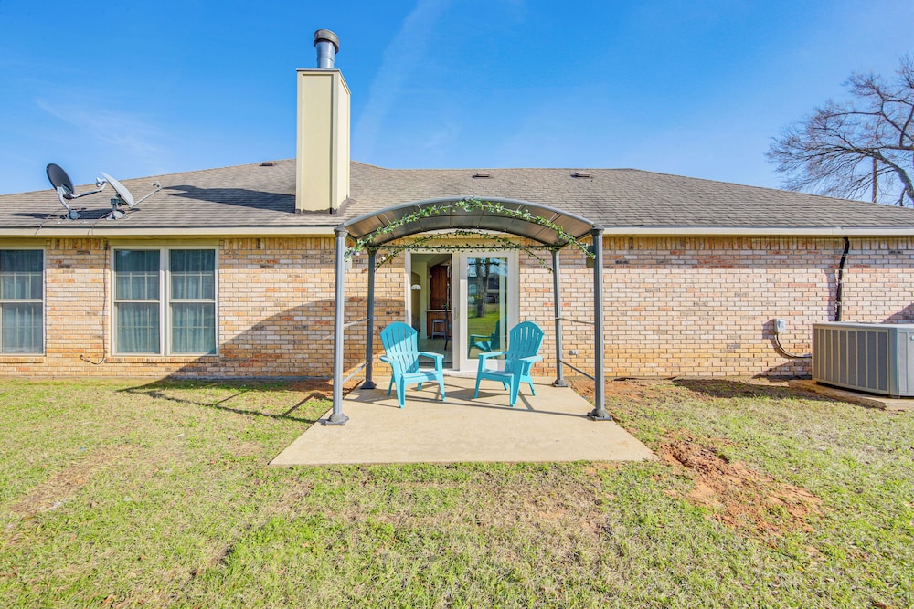 1 Mi to Lake Jacksonville: Pet-friendly Home