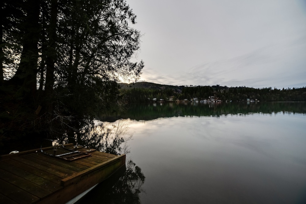 97MF - Lakeside - Dock - BBQ - Pets Ok - Sleeps 6 view 3