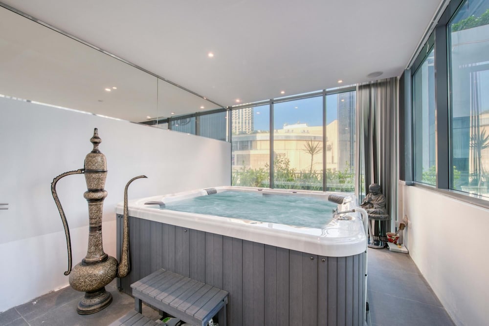 Luxury Apt w Private Jacuzzi Overlooking the Water