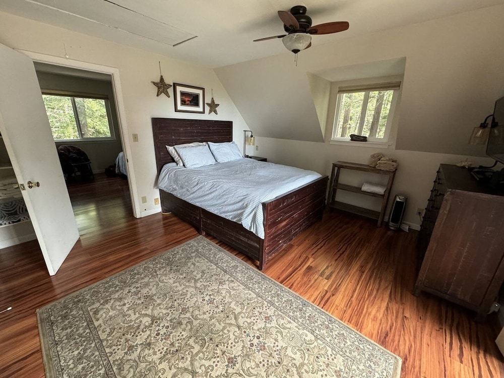 Fish Rock 2 Bedroom Home by RedAwning