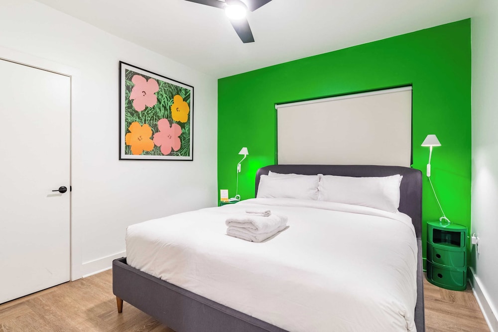 Dual Bachelor Pads w/ Rooftop Lounge & Games Sleeps 26 5 Min to Broadway