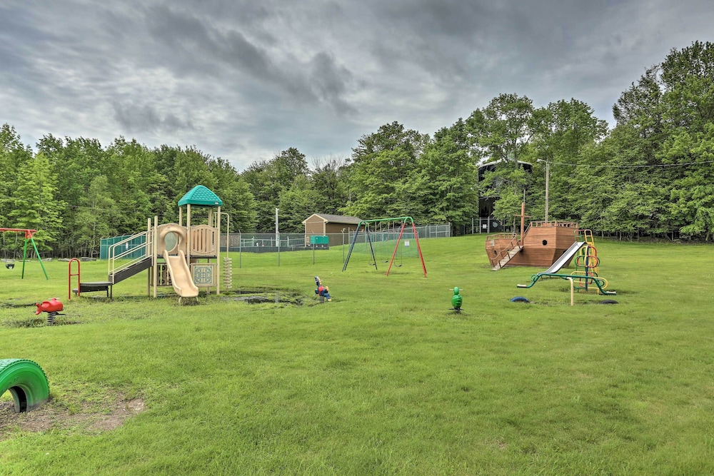 Lake Ariel Cabin w/ Community Pool & Lake Access! view 2