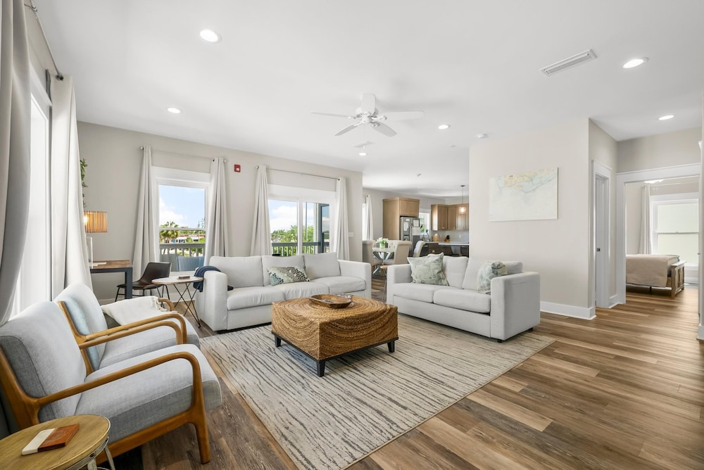 Pet Friendly Beach House - Marina View