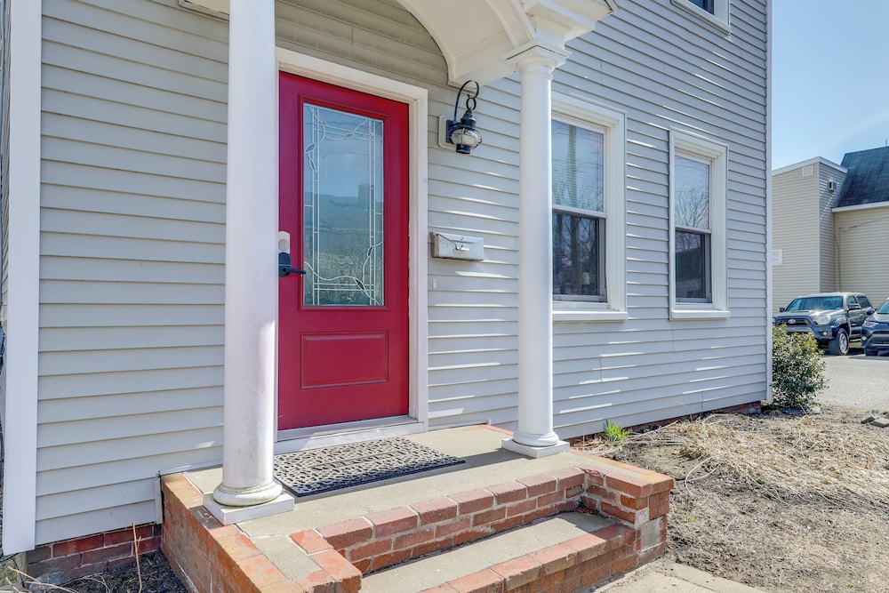 1/2 Mi to Pier: Wfh-friendly Apt in Maine!