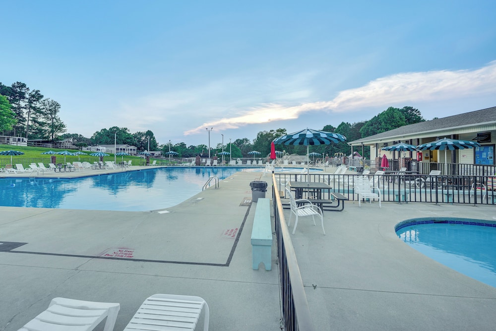 Breathtaking Views & Deck: Badin Lake House!