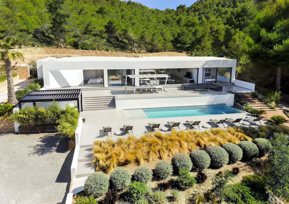 Sleek Villa With Nice Terrace