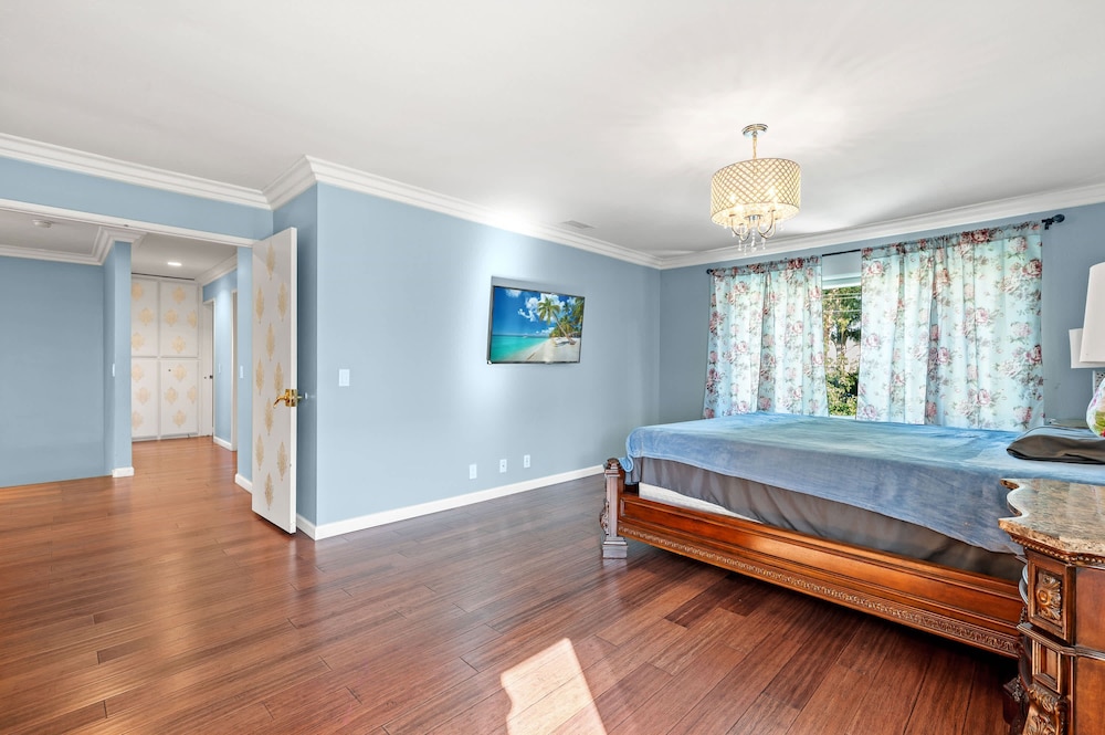Spacious 4BR Family Retreat w Private Pool