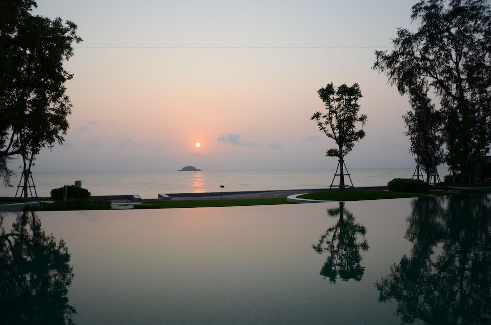Hua Hin Luxury Beachfront Condo By Mon