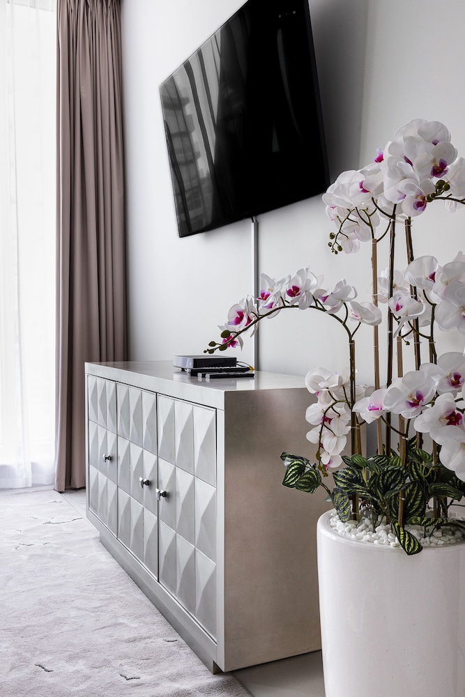 GLOBALSTAY. J One Tower Apartments