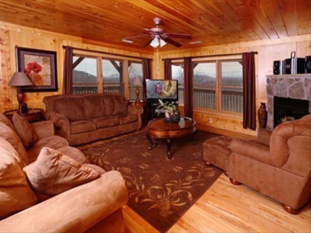 Spacious Party Hut Near Attractions by Redawning