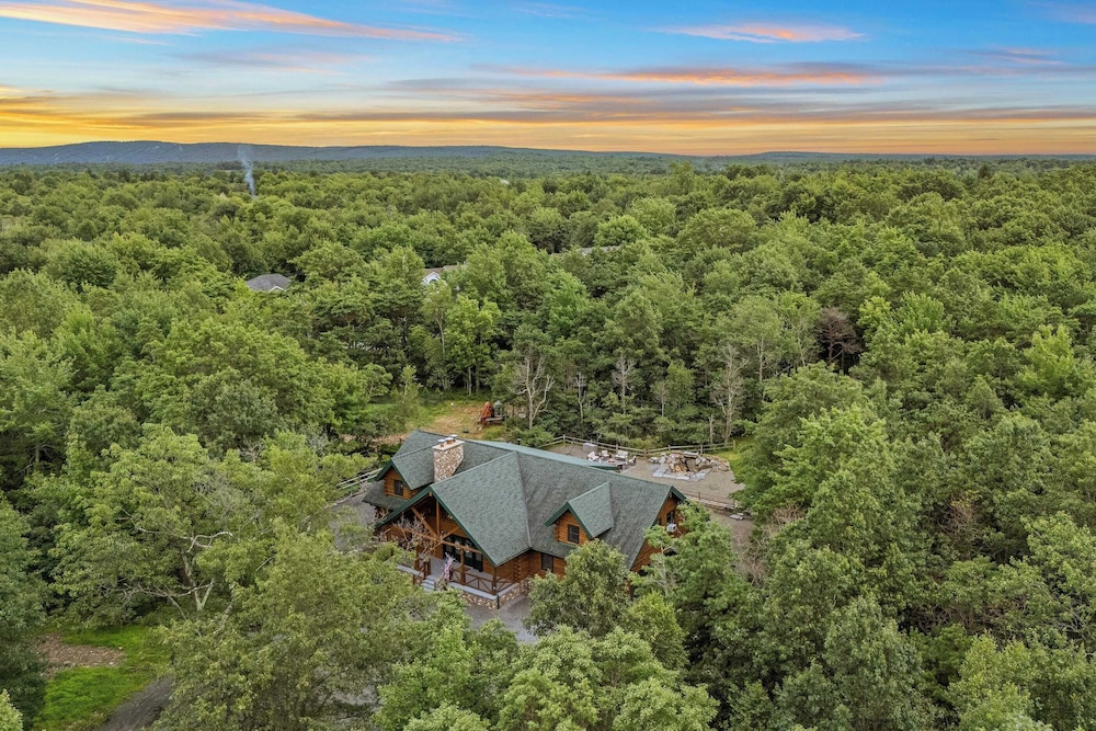 Bigwood Cabin Retreat Hot Tub, Game Room, Firepit Lounge & Private Yard